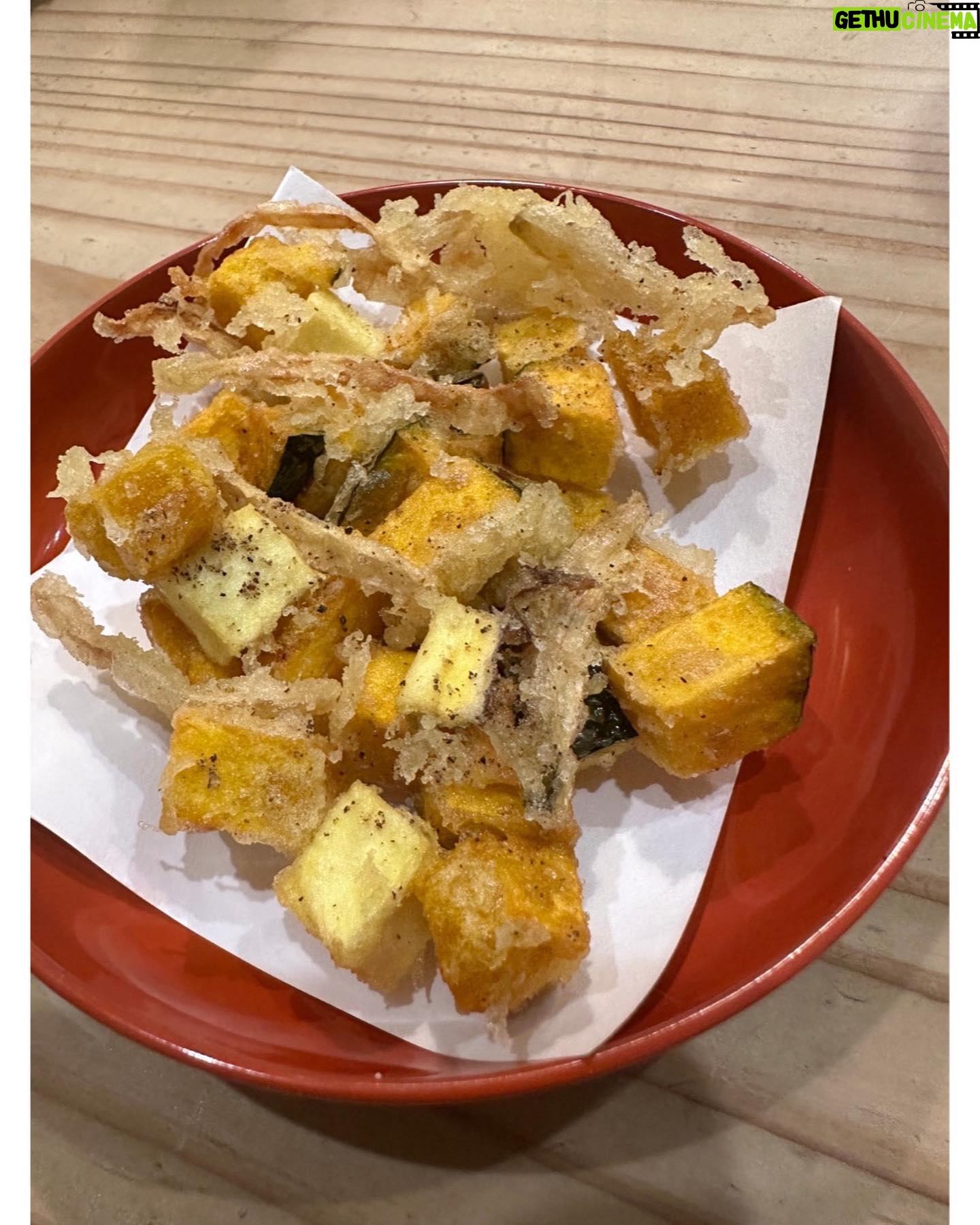 Nozomi Sasaki Instagram - 少し前になりますが…
京都旅🍁
一枚目〜5枚目は#食堂おがわ
2度目、ようやく来れました!
素材の美味しさを感じる料理でとっても美味しい。
4枚目のごろっとした生姜とさつまいもの天ぷらに、感動。
6枚目〜8枚目#uraiso
とても笑顔が素敵なお店の方々がいらっしゃる中で、食べる鍋料理は最高でした!和む…✨
わがまま言って、特別に作ってくださったクレソンの鍋(7枚目)がとても沁みました。
9枚目#大鵬
中華ですが、満足感があるのに全然もたれずにとても美味しかったなぁ✨
旅の美味しいご飯は幸せです☺️
#京都