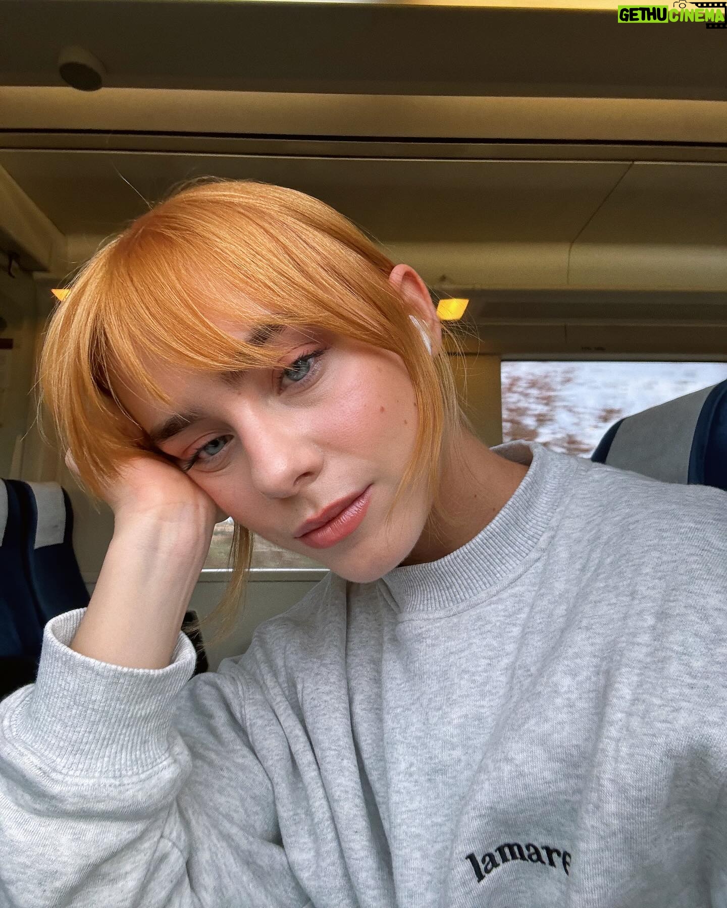 Clara Galle Instagram - Something new is coming!! (That’s why my hair looks like delicioussss peanut butter”🧡)