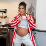 Jessie James Decker Instagram - You GO hot coco! 🎅🏼🎄🎁 my @justfeedme @walmart holiday collection is here!!! Casserole 3 piece baking sets, round knife set, ceramic 12 piece dinner set, holiday coffee mugs, silicone ice cube rose molds, milk frother, holiday tumblers and pink mugs and more ohhhhh my!!!!!! Head to shop now 🎅🏼🎄🥰 link in bio