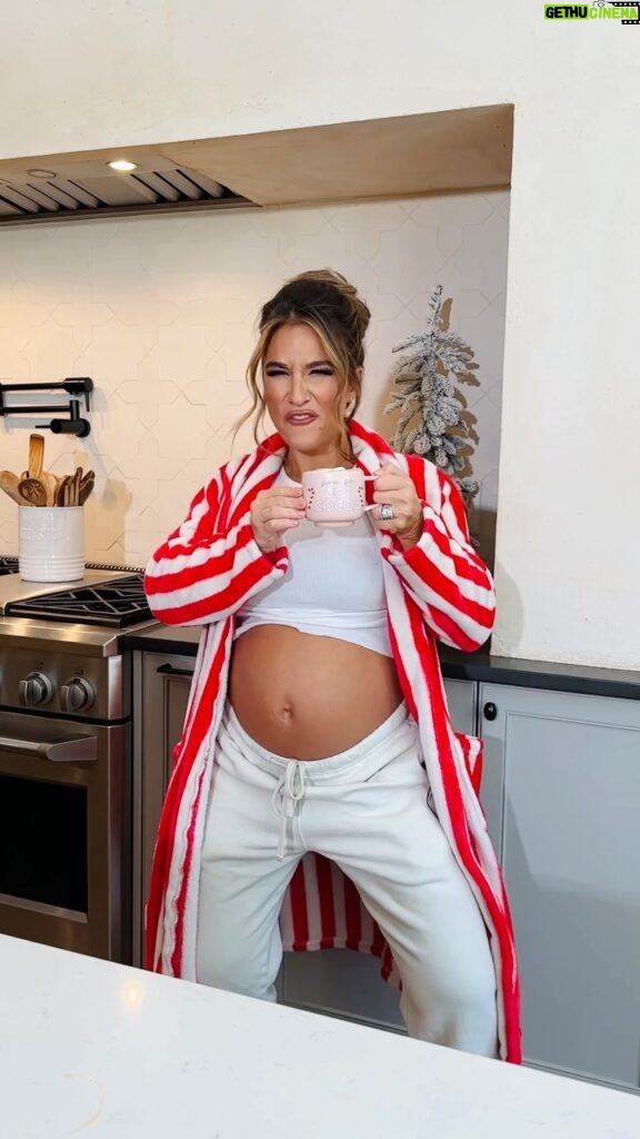 Jessie James Decker Instagram - You GO hot coco! 🎅🏼🎄🎁 my @justfeedme @walmart holiday collection is here!!! Casserole 3 piece baking sets, round knife set, ceramic 12 piece dinner set, holiday coffee mugs, silicone ice cube rose molds, milk frother, holiday tumblers and pink mugs and more ohhhhh my!!!!!! Head to shop now 🎅🏼🎄🥰 link in bio