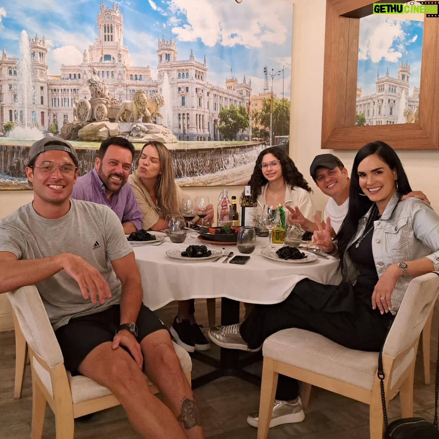 Scarlet Ortiz Instagram - Con la familia comiendo rico!!! Los quierooooo @albertoescritorgomez @hevisjevita @barbarabrianaburkle @yulburkle @diegomezsanchez #familia #family recomiendo el lugar @lastapasderosa_ comida española deliciosa 🙌🏻🎉🇪🇸