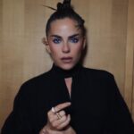 Karla Souza Instagram - Un honor ser otorgada este reconocimiento @glamourmexico gracias por juntarnos a tantas mujeres chingonas.

An honor to be granted this recognition @glamourmexico thank you for bringing these bad ass women together. 

Vestido @krisgoyri
Joyería: @cartier
Reloj @omega
Styling @fernan.mx 
Makeup @salvadorgonzalezmakeup 
Hair @ernestovargas_hair