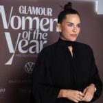 Karla Souza Instagram - Un honor ser otorgada este reconocimiento @glamourmexico gracias por juntarnos a tantas mujeres chingonas.

An honor to be granted this recognition @glamourmexico thank you for bringing these bad ass women together. 

Vestido @krisgoyri
Joyería: @cartier
Reloj @omega
Styling @fernan.mx 
Makeup @salvadorgonzalezmakeup 
Hair @ernestovargas_hair