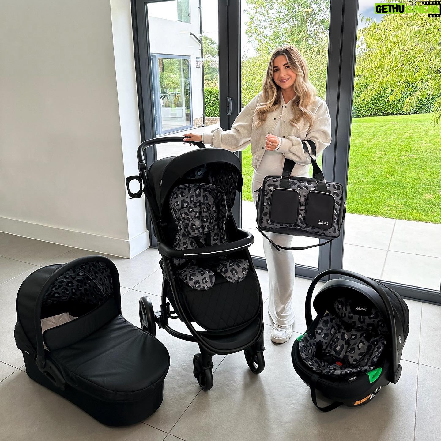 Dani Dyer Instagram - The girls first photoshoot with @mybabiieofficial!🤩
Me and the team at My Babiie have worked so hard to create the most gorgeous new range!🩵
Swipe to see some of my fav pieces!🩵 Link on my story x
#mybabiie #cherish #travelsystem #stylish #ad