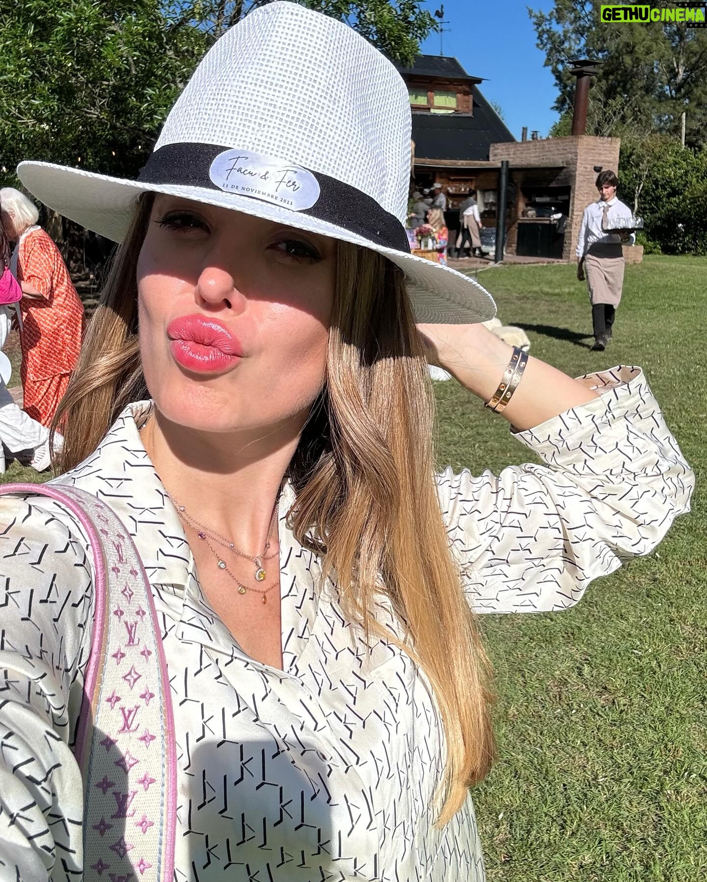 Jésica Cirio Instagram - Resumen de mi semana en 8 fotos 📸
1- Selfie 🫶🏻
2- Mañana de fiaca con ella 😴
3- En el casamiento de @fercolombo_ok y @facuoltra 😃👨🏼🤝👨🏻
4- Posando con su vestido 😍👗
5- Look para la Peña 📺 @iman_official @rickysarkany
6- Post entrenamiento 💪🏻
7- Te amo con el alma ❤️
8- Este conjunto de @cocotdufour no puede más de lindo