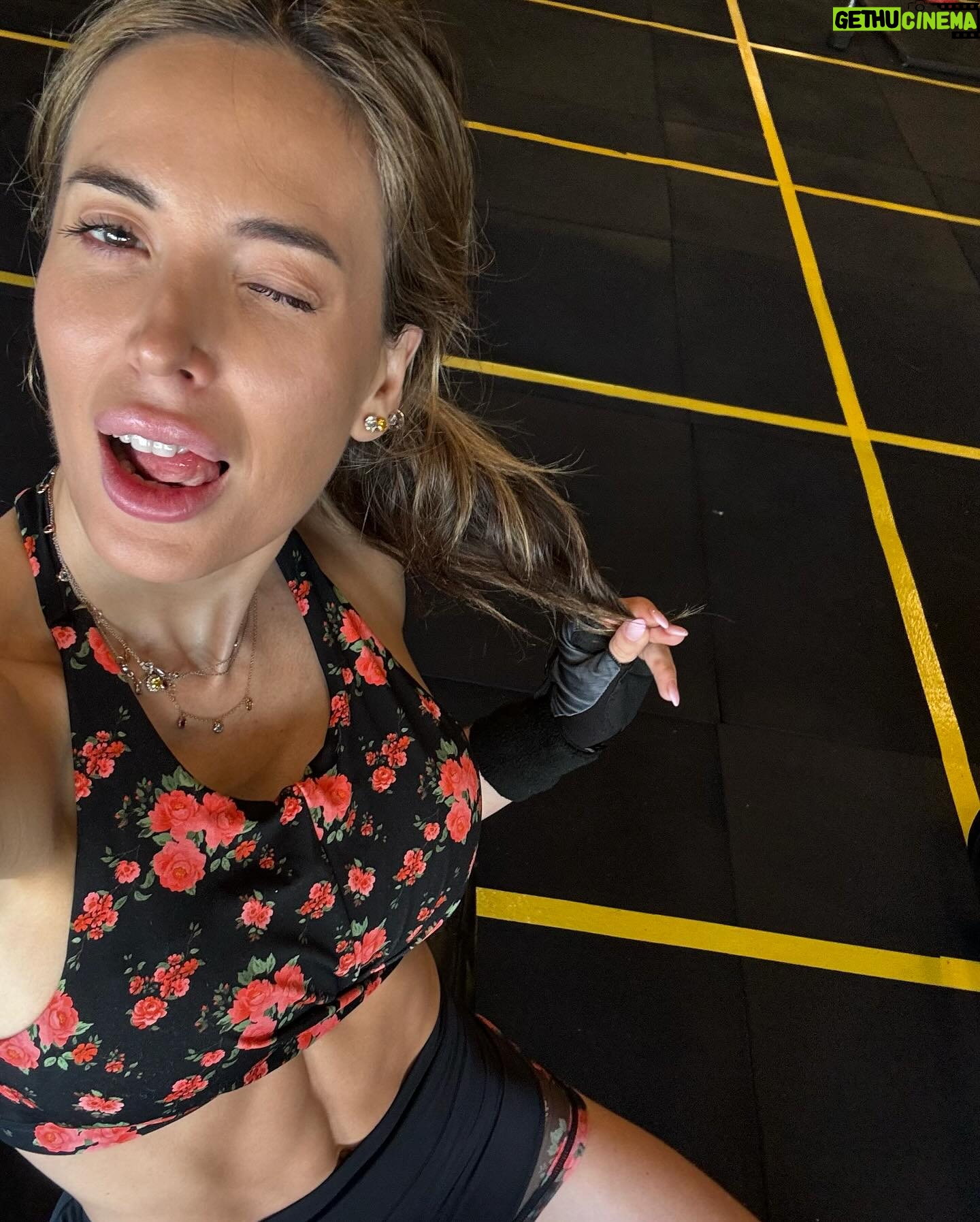 Jésica Cirio Instagram - Resumen de mi semana en 8 fotos 📸
1- Selfie 🫶🏻
2- Mañana de fiaca con ella 😴
3- En el casamiento de @fercolombo_ok y @facuoltra 😃👨🏼🤝👨🏻
4- Posando con su vestido 😍👗
5- Look para la Peña 📺 @iman_official @rickysarkany
6- Post entrenamiento 💪🏻
7- Te amo con el alma ❤️
8- Este conjunto de @cocotdufour no puede más de lindo
