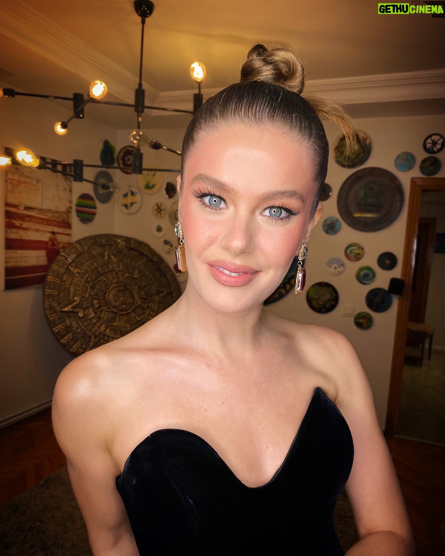 Burcu Biricik - 285.1K Likes - Yeaayyy yeaayy yeayy βοΈ
Make-up @cananhzl π€©
SaΓ§ @rojinbotaann π«
Styling @muhammetbozkurtt β¨