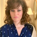 Elizabeth Banks Instagram - When you go through your mom’s closet on Thanksgiving ➡️ 

Stream #BeanieBubble on @appletv now!!