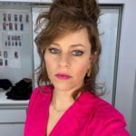 Elizabeth Banks Instagram - When you go through your mom’s closet on Thanksgiving ➡️ 

Stream #BeanieBubble on @appletv now!!