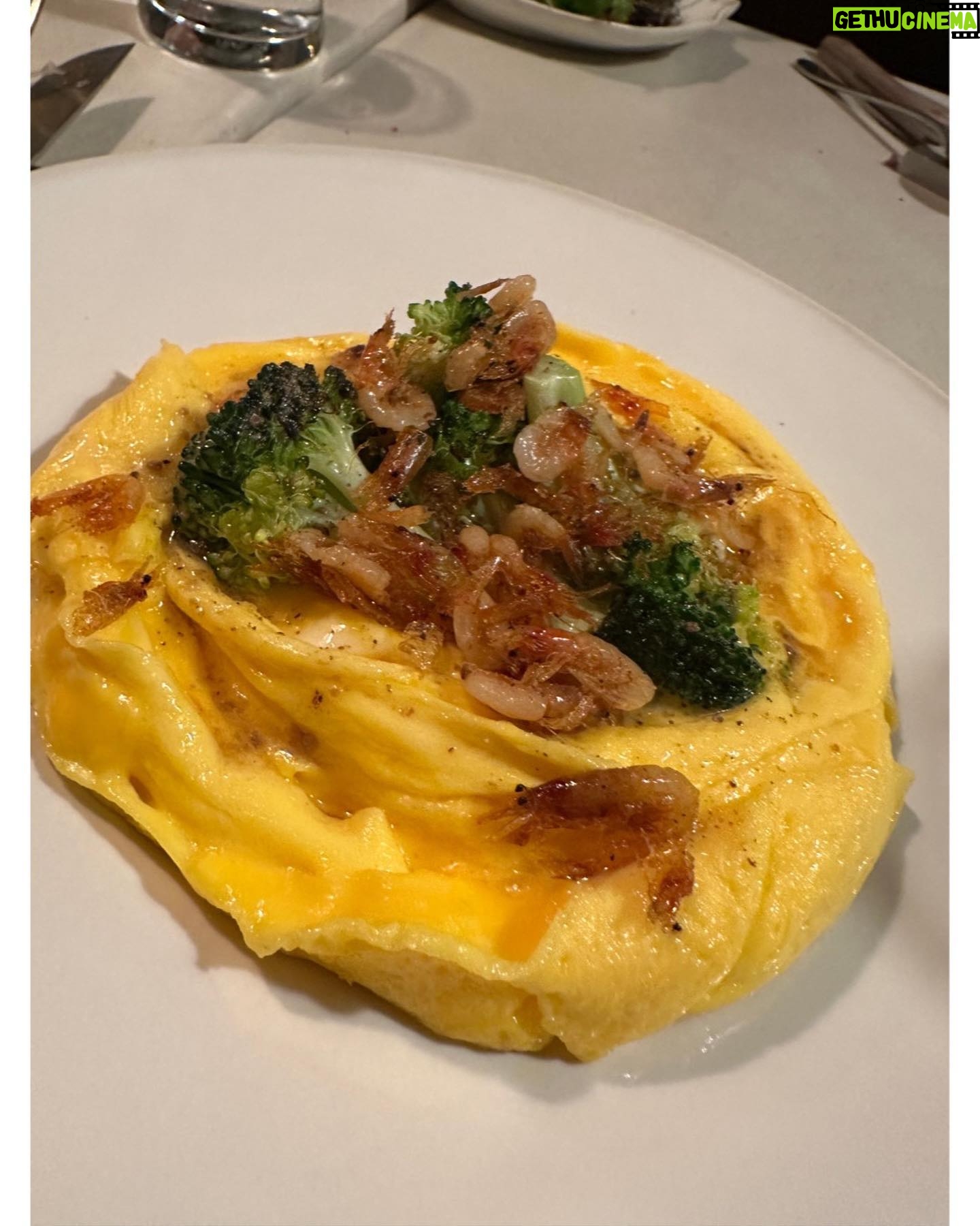 Nozomi Sasaki Instagram - #最近の美味しかった
これから、このハッシュタグで美味しかったものを載せていきます🍽️
興味なかったらスルーしてください😭🙏
1枚目〜3枚目
#songbook
4枚目仲良しママ友のお家で頂いたワイン#ボールナール
5枚目#吉次蟹蔵
6枚目友人が持ってきてくれたワイン#DOMAINEdeSAURIGNY#peg (長野)
7枚目#おそうざいと煎餅もんじゃ さとう
8枚目#自宅で食べたカプレーゼ
葡萄→#株式会社阿部農園、チーズ→#montana、ワイン→#FUSION、オリーブオイル→#ワイニートーキョー
9枚目#はだて いくら
10枚目#青葉台とりそら