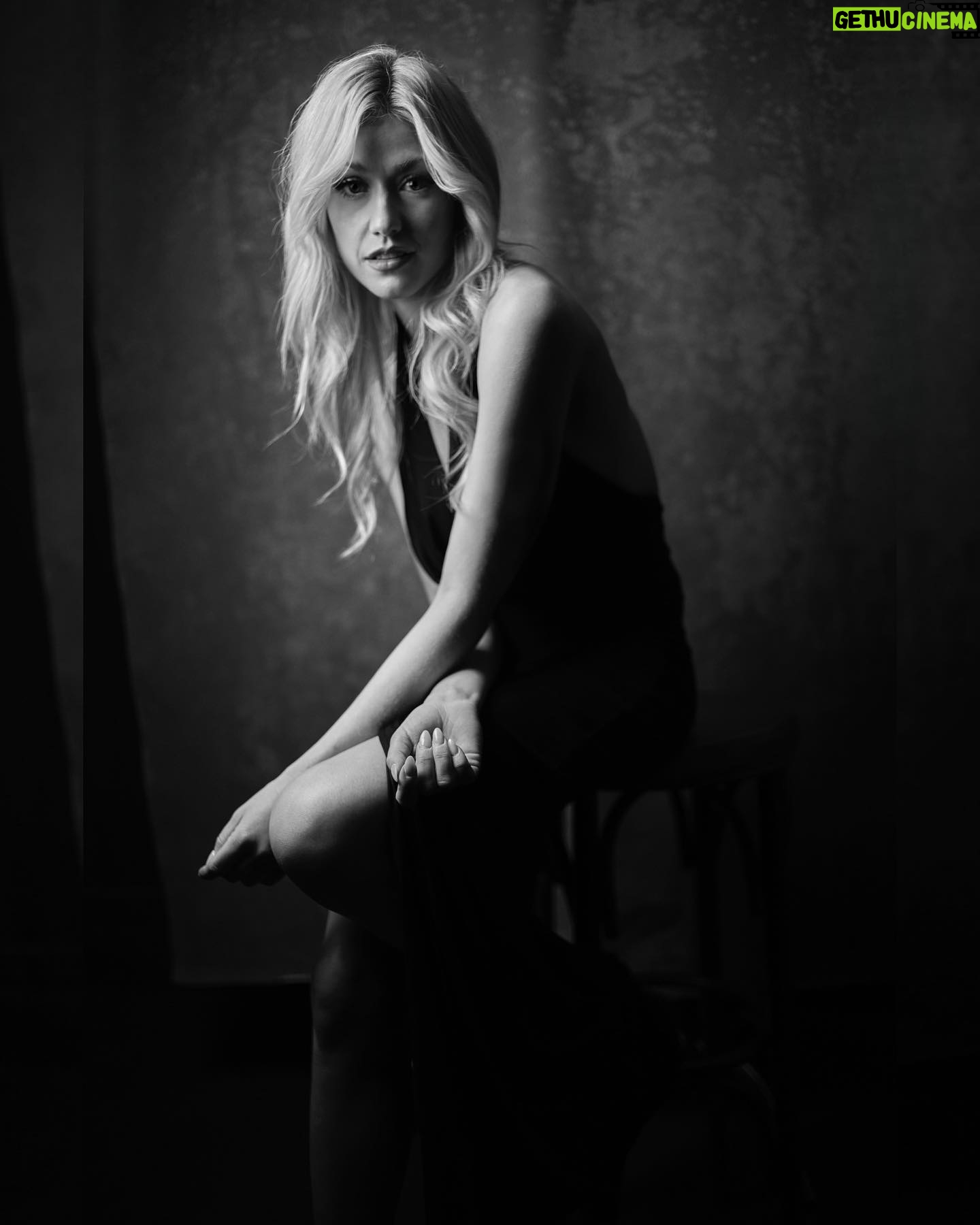 Katherine McNamara Instagram - Trying to look casual while (im)patiently waiting for all the yummy #Thanksgiving treats …🍗🍽️🥧
📷: @popeofthebowery