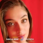 Cemre Baysel Instagram - “Yazıyorum masalımı elimle “ 🌹

Sakla Beni 
Çok yakında!