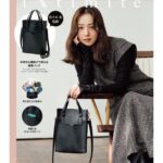 Nozomi Sasaki Instagram - .
お知らせ💐

iNtimité BRAND BOOK 第2弾の
発売日が2023/11/22(WED）に迫り
表紙が解禁になりました！

こだわって作った付録のバッグ、そして、撮り下ろしたページも素敵に仕上がりました🫧
是非、ご覧になっていただけたら嬉しいです。

#宝島社
#iNtimite #pr

ーーーーーーーーーーー

佐々木希が手掛ける人気ブランド「iNtimité（アンティミテ）」から
11/22に待望の第2弾公式ブックが登場！

ワンマイルウェアブランドとして人気の「iNtimité」。
今回のアイテムは、佐々木希が監修したスマホショルダーバッグ！

バッグはハンドル＆ショルダーストラップ付きで、手持ちと肩掛けの2WAYで使える優れもの。

背面にはICカードが入るポケット付き。
内側にはオープンポケット、ファスナー付きポケット、キーリングを用意。
使い勝手にもこだわったバッグになっています。

上品なレザー調素材にロゴを箔押しで表現。
シンプルかつ洗練されたデザインは、どんなコーデにもぴったりです。

アイテムの詳しいポイントはこちら↓↓

・・・・・・POINT・・・・・・
●手持ち＆肩掛けの2WAYで使える
バッグにはハンドルとショルダーストラップ付き。ストラップを外せばハンドバッグとしても使えます。ぜひシーンに合わせて使い分けて。
 
●背面にはICカードポケット付き
バッグの背面にはICカードがぴったり入るサイズのポケット付き。
さっと取り出せてとっても便利。
 
●内側には2種のポケットを用意
内側にはオープンポケットとファスナー付きポケットが。リップやイヤホンなど
細々した荷物の整理に役立ちます。
 
●キーリング付き
内側にはキーリング付き。荷物の出し入れを邪魔しない設計がうれしいポイント。
 
●見た目以上の収納力
バッグは長財布がラクラク入るサイズ。見た目以上の収納力で、お出かけに必要なものがしっかり入ります。
・・・・・・・・・・・・・・・・