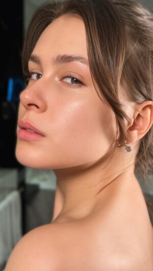 Anna-Maria Sieklucka Instagram - Kosmetyki z serii Rénergie od Lancôme pokazywałam Wam już wiele razy. Serum to mój must have w pielęgnacji już od ponad roku. W marcu do moich ulubieńców dołączył również nowy krem Rénergie.
 
Za co je kocham? H.C.F Triple Serum zawiera składniki przeciwdziałające oznakom starzenia, dzięki czemu świetnie napina i rozświetla moją skórę dając efekt zdrowego glow. Idealnie nadaje się pod makijaż, a to dla mnie bardzo ważne! Natomiast H.P.N. 300 Peptide Cram skutecznie przywraca skórze jędrność oraz elastyczność, poprawia jej koloryt.
 
Niemożliwe staje się możliwe z @lancomeofficial 
 
#lancomepoland #skincare #renergie #hcftripleserum #hpn300peptide #kobietylancome [reklama]