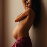 Karla Souza Instagram - "Es hora de desafiar este estigma: estar embarazada no debería convertirse en una encrucijada.

Quiero compartir que estoy embarazada. En mis dos embarazos anteriores, opté por ocultarlo. ¿La razón? Por un lado, debido a luchas internas contra los estándares de belleza; y por el otro, la realidad de mi industria; una que, en muchas ocasiones, no quiere darle trabajo a mujeres embarazadas. Esta vez decidí compartir mi embarazo con el propósito de desafiar esas percepciones y crear un espacio donde las mujeres embarazadas sean valoradas por su habilidad y talento, no por su apariencia física o estado gestante".

En exclusiva, la actriz mexicana #KarlaSouza escribe para Vogue sobre su tercer embarazo y los retos laborales de la maternidad en la industria del entretenimiento.

Lee el texto completo en nuestro link en bio. #PlumaInvitada

Fotografía: @anahop
Estilismo: @fernandocarrillo 
Glam: @salvadorgonzalezmakeup
Producción: @smthng_somethingwonderful
Locación: @galeria_cordoba