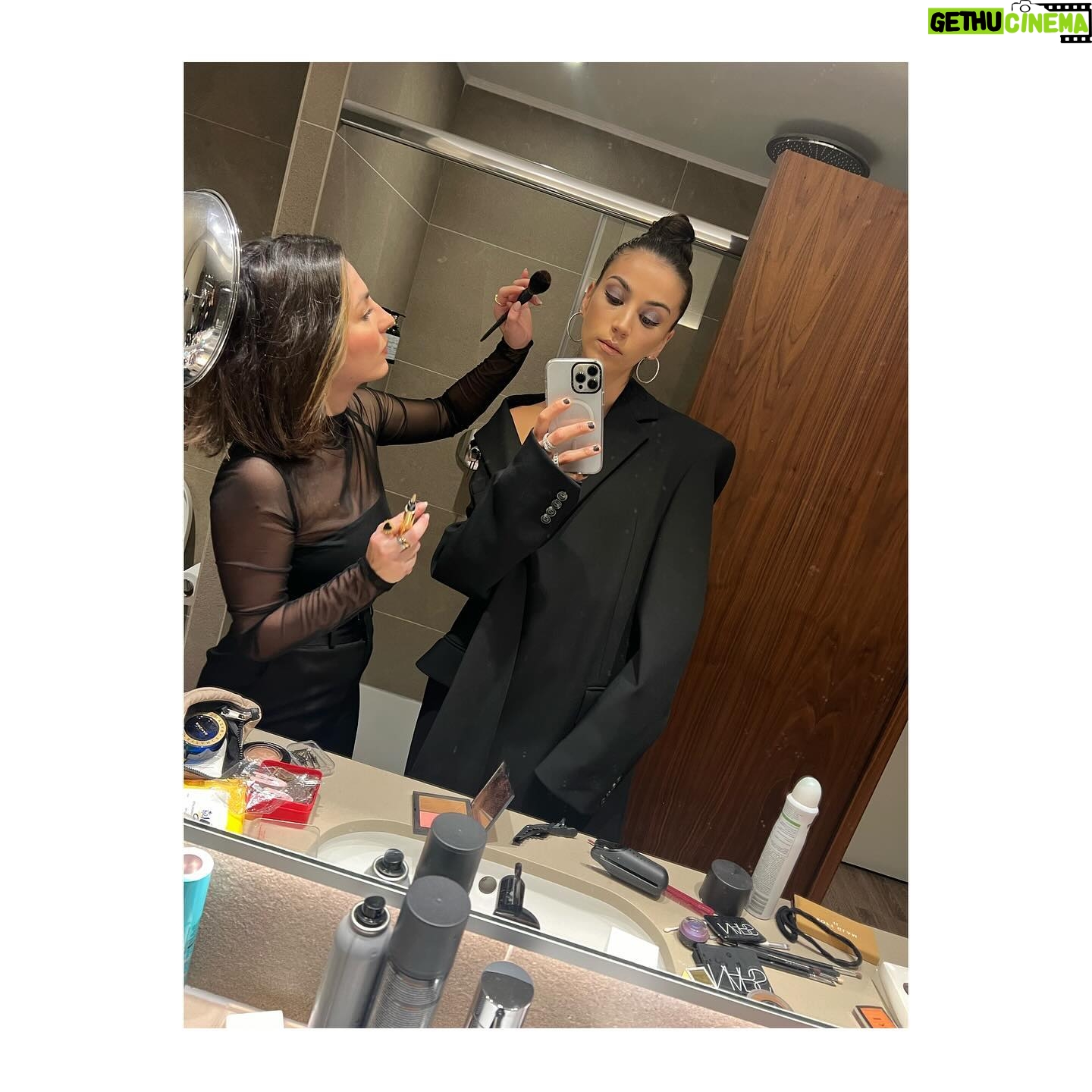 Claudia Salas Instagram - Felices y contentas. Gracias @premiosondas por la noche de ayer; @larutaserie se lleva “la pegasa” a mejor serie dramática y sigue llenándonos de alegrías.
Estilismo de la mano de @josejuan35 (y yo agarradita a las suyas fuerte)
@maxmara @stevemadden
Gracias @rabatjewellery por acompañarme tan cerquita. Un placer trabajar con gente tan atenta y profesional. De verdad es un gusto 🩷
@hublot 🏠 sois mucho esto.
@kuranda mi segunda familia que está sin estar y para mí es un regalo “estar” a vuestro lado.
Maquillaje y peluquería (por la de siempre, que estuvo siempre y yo quiero esa palabra con ella siempre) @cristina_salas_
@yslbeauty 🙏🏼
¡Gracias!