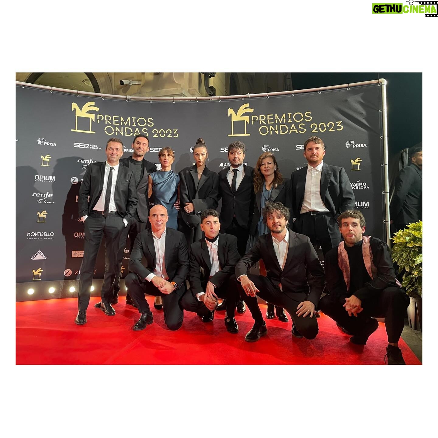 Claudia Salas Instagram - Felices y contentas. Gracias @premiosondas por la noche de ayer; @larutaserie se lleva “la pegasa” a mejor serie dramática y sigue llenándonos de alegrías.
Estilismo de la mano de @josejuan35 (y yo agarradita a las suyas fuerte)
@maxmara @stevemadden
Gracias @rabatjewellery por acompañarme tan cerquita. Un placer trabajar con gente tan atenta y profesional. De verdad es un gusto 🩷
@hublot 🏠 sois mucho esto.
@kuranda mi segunda familia que está sin estar y para mí es un regalo “estar” a vuestro lado.
Maquillaje y peluquería (por la de siempre, que estuvo siempre y yo quiero esa palabra con ella siempre) @cristina_salas_
@yslbeauty 🙏🏼
¡Gracias!
