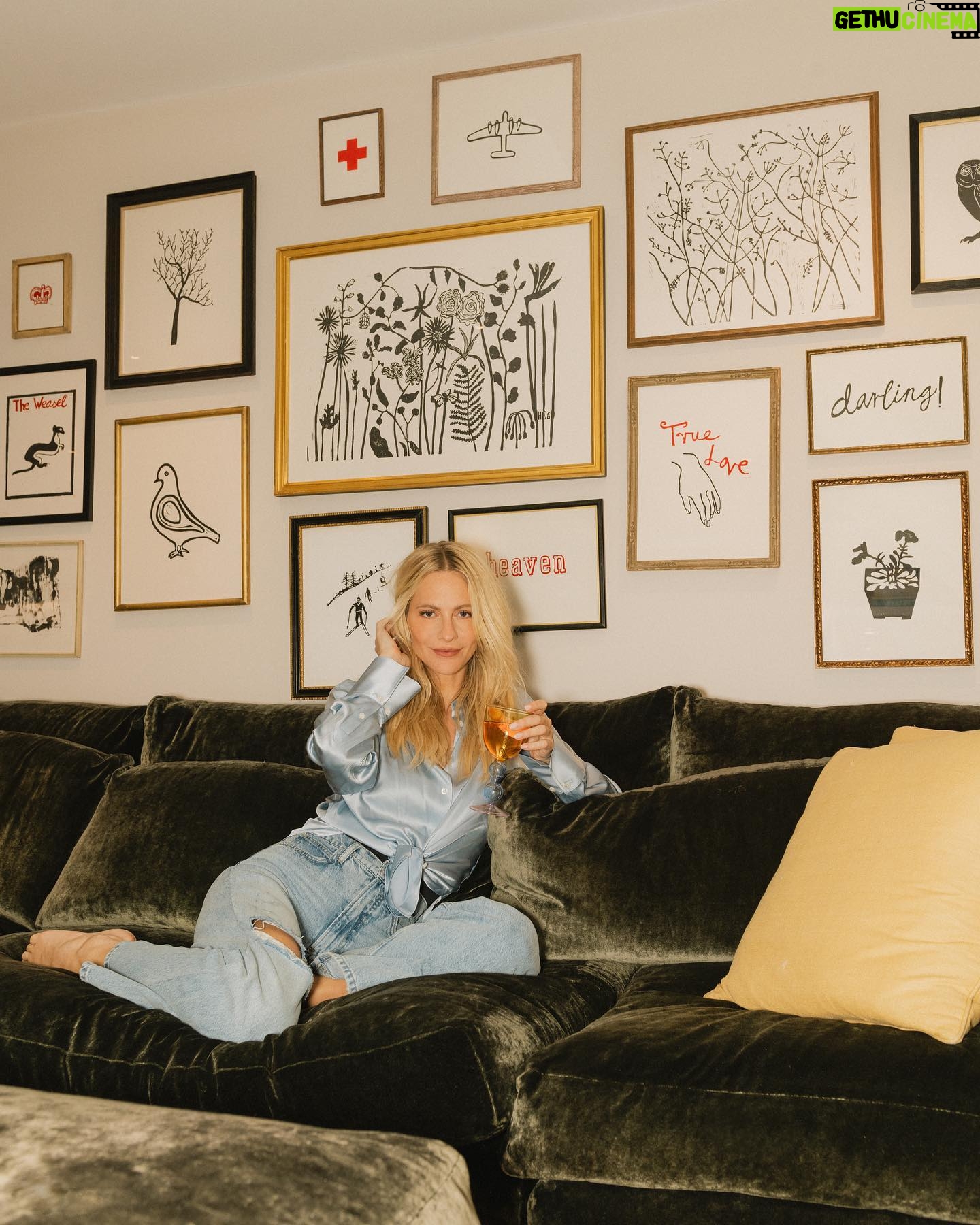 Poppy Delevingne Instagram - Introducing our @della_vite X @maison_flaneur glassware collection (designed by me!) in two colour ways ~ velvet & pastels. Got Christmas all wrapped up for you… you’re welcome. 💛
To shop, *link in my BIO.
Disclaimer ~ hangovers are not our fault.