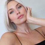 Lena Gercke Instagram - Anzeige| Den Glow, den wir zu dieser Jahreszeit brauchen✨ Meine neue Morgenroutine mit der Cicaplast Serie von @larocheposay 💙 Das Serum gibt es jetzt finally auch in Deutschland! #larocheposay #cicaplast #cicaplastserum #skincare