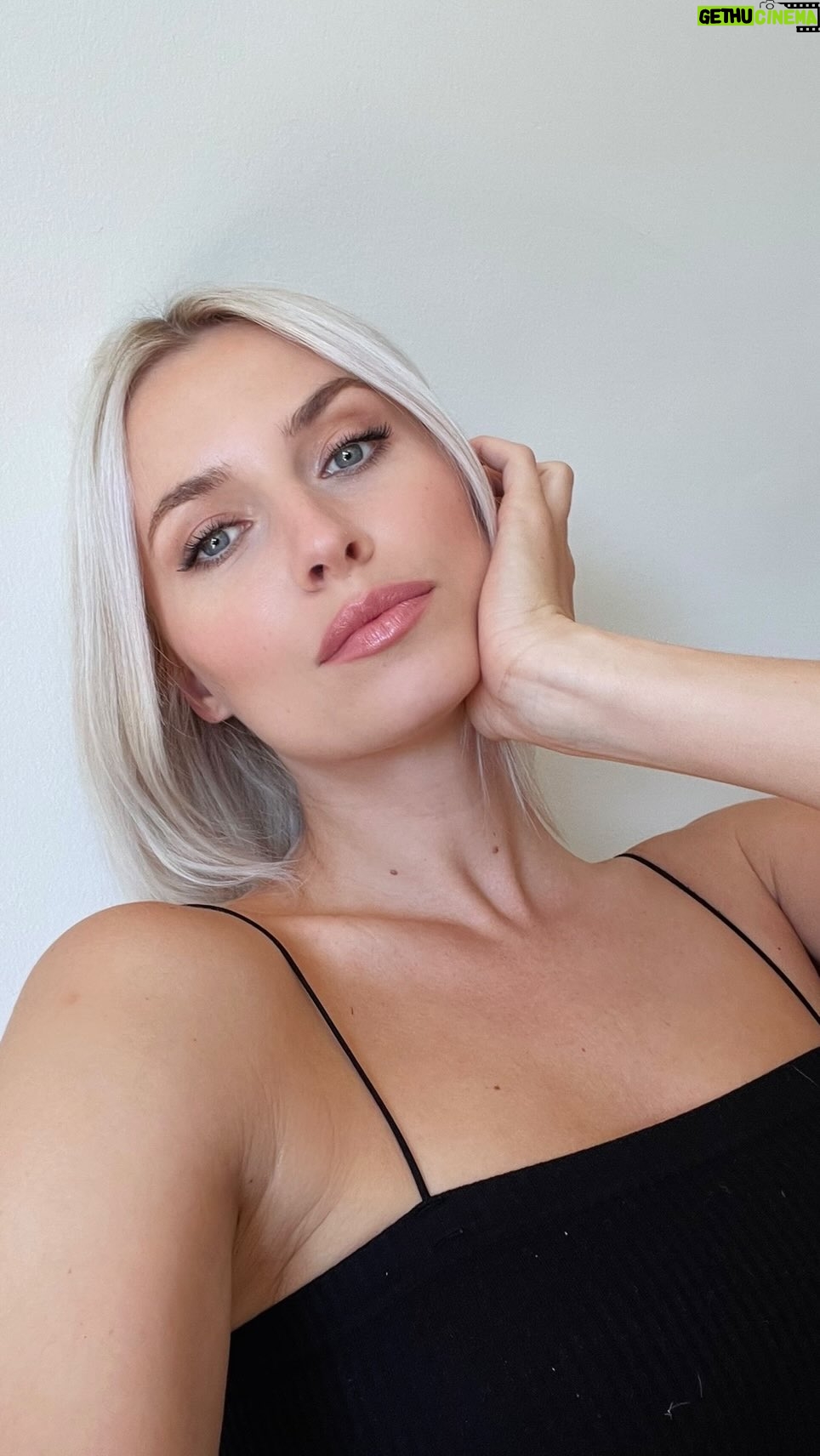 Lena Gercke Instagram - Anzeige| Den Glow, den wir zu dieser Jahreszeit brauchen✨ Meine neue Morgenroutine mit der Cicaplast Serie von @larocheposay 💙 Das Serum gibt es jetzt finally auch in Deutschland! #larocheposay #cicaplast #cicaplastserum #skincare