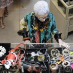 Iris Apfel Instagram - Shop shop shop til you drop drop drop today! 🛍️ #blackfriday 

📸: @mariahtauger for the @latimes