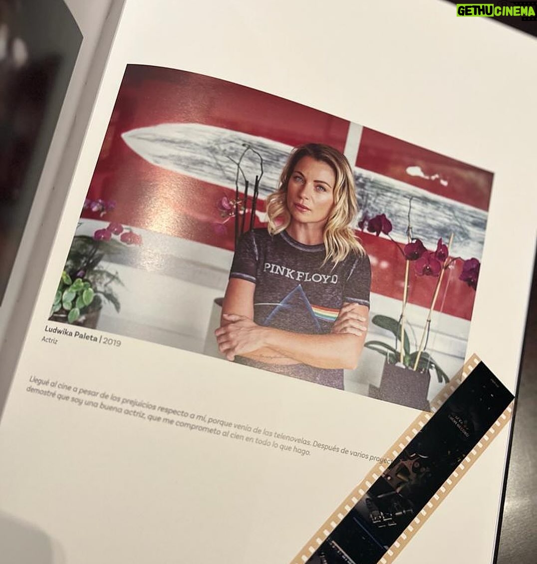 Ludwika Paleta Instagram - Hoy se presenta en la @filguadalajara el libro @mexicanosenelcine . Qué honor ser parte de el 📚🎬 GRACIAS @nellyplascencia @conexion_grupo @fernandoaceves