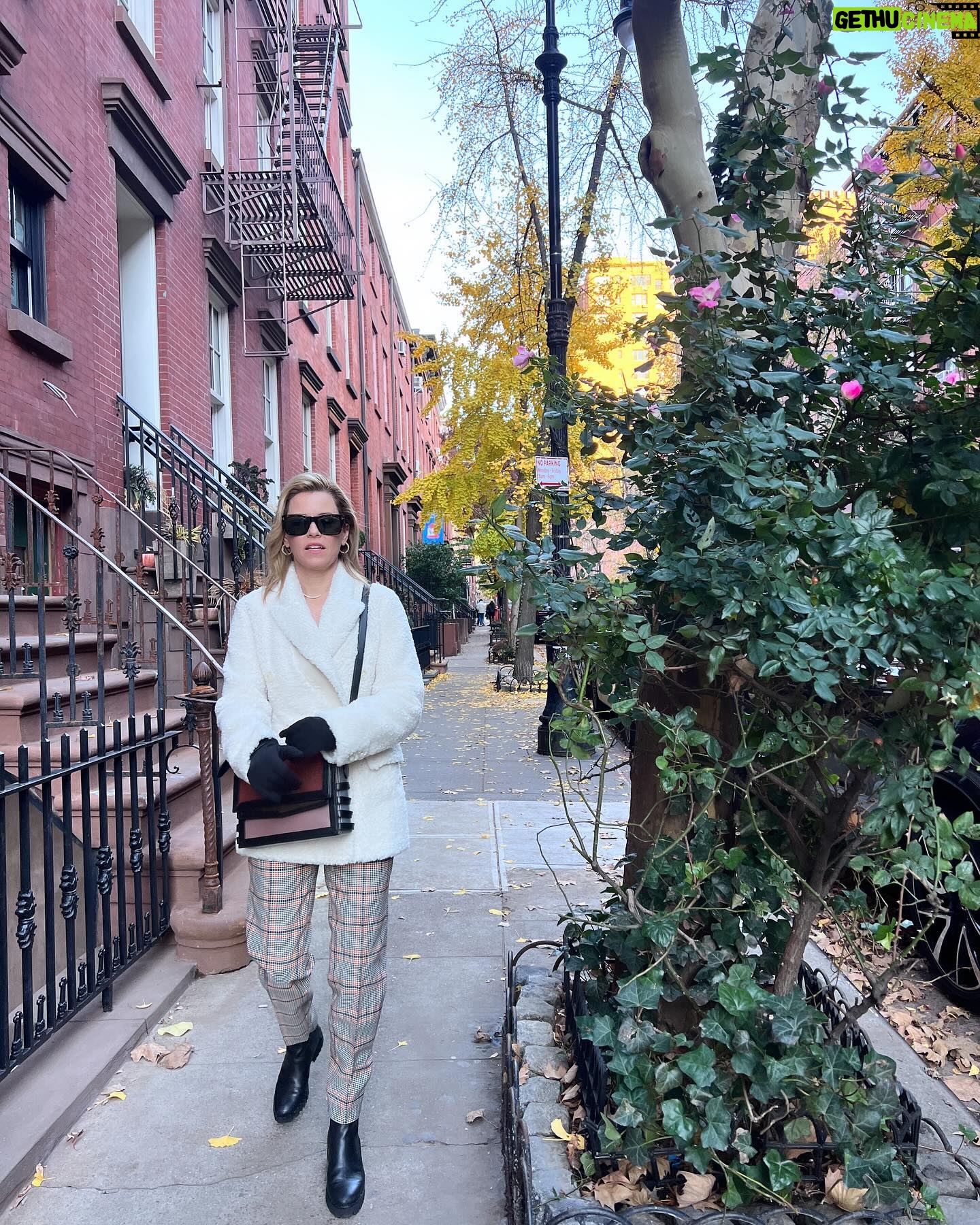 Elizabeth Banks Instagram - New York. I❤️.