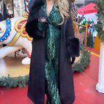Jessie James Decker Instagram - Happy Thanksgiving!! 🦃 What an amazing morning performing at @macys’s Thanksgiving Day Parade. Bucket list ✅ So thankful to be able to share this with my family ❤️❤️❤️❤️