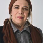 Niki Karimi Instagram - چقدر سخت است اين روزها … غم از دست دادن اين عزيزان … داريوش مهرجويى و 
بعد هم 
بيتا خانم فرهى … خانم فرهى در آخرين فيلمى كه تهيه كردم ، سال گذشته ، بازى كرد
برايش راحت نبود اما آمد ، با اينكه  ناخوش بود آمد 
خانم بود … بى ادا و با متانت بازى كرد و رفت 
بى حاشيه ، سر به زير و مودب … دنبال چيزى نبود كه ميان گپ هاى كوتاه اتاق گريمى بخواهد پيدا كند ، دنيا ديده و دنيا گشته بود …
خانم …
غمگين بود ، ناخوشى غمگين اش كرده بود اما عمق و جهان بينى را ، ته نگاهش ميديدى …
در مهربانى,  لبخند عميق اش و 
چشمانش …
آدم حسابى و درجه يك 
آدم هاى بزرگ زياد نيستند 
به قول " پرى " كاش يكى بود كه ميشد بهش تكيه داد … كسى كه بزرگ باشه ، بزرگ
.
و متاسفانه بزرگ هايمان كم هستند ….
.
عكس : تست گريم “ زمانى در ابديت “
على نيك رفتار
گريم : افروز بوجاريا ، مرتضى سعيدى
@afroozboojariya 
@mortezasaeedi7