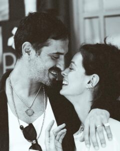 Özge Özpirinçci Instagram - its a love story ❤️💜🩷
📷: @kkaplangi