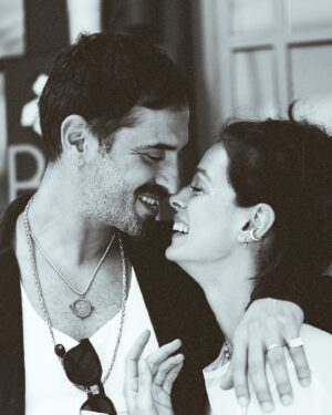 Özge Özpirinçci Instagram - its a love story ❤️💜🩷
📷: @kkaplangi