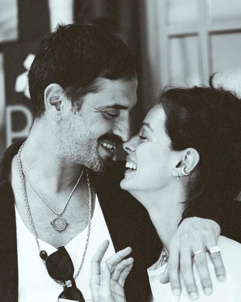 Özge Özpirinçci Instagram - its a love story ❤️💜🩷
📷: @kkaplangi