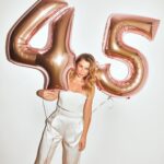 Ludwika Paleta Instagram - Los cumplo muy feliz. A veces pienso que son muchos, y cuando me doy cuenta de que cada vez me la paso mejor se me olvida. Además, nunca más seré tan joven como hoy. A gozar la vida y a agradecer lo que hay. #happybirthdaytome 🎂