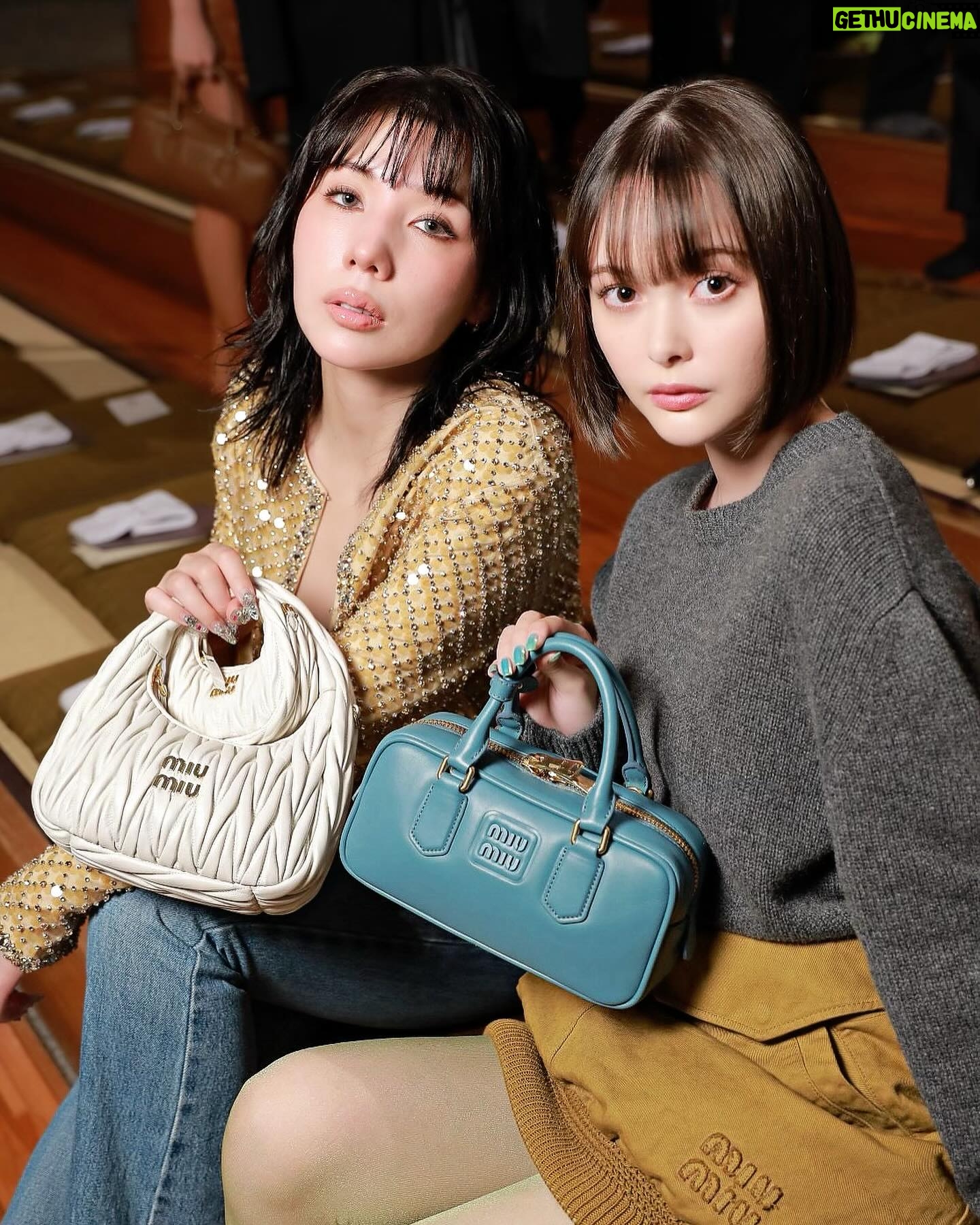 Riisa Naka Instagram - Miu Miu Club 🩵
東京での初の開催となる今回のMiu Miu Club✨
日本の「能」を中心に鑑賞や食を通してMiu Miuの「能」の解釈を楽しむコンテンツがたくさんで日本人として日本の文化の素晴らしさを再確認できる素敵なイベントでした👘🗻🍣✨
キラキラジャケットにデニムを合わせて🩵✨💎
能楽堂で写真撮れるなんて嬉しいなぁ🫶🏻
エヴァーちゃんとティナちゃんと会えたのもうれしかった🩷
@miumiu
#MiuMiu
#MIUMIUCLUBTOKYO
#PR