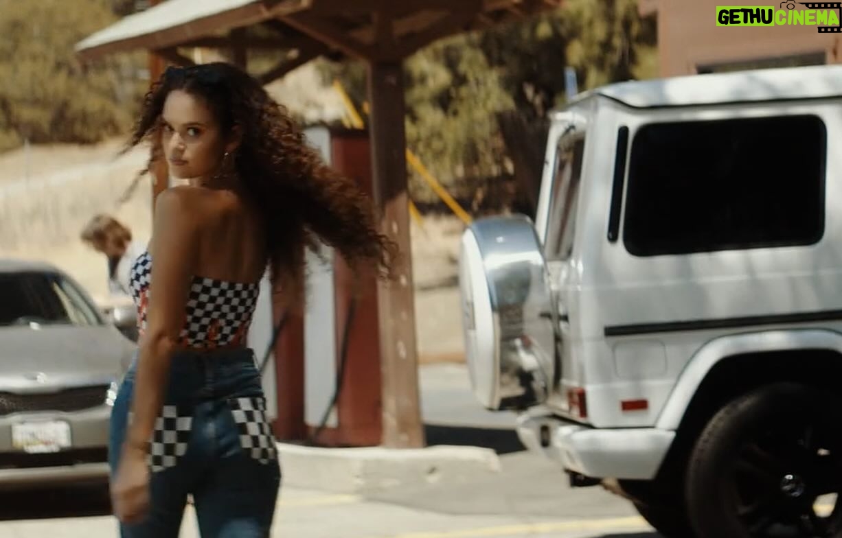Madison Pettis Instagram - Deltopia the movie out now 🎬 it was released during the strike so I couldn’t talk about it, but I’m so happy to share some BTS now 🍾 We had a timeee filming 🥳 You can rent it now on Amazon, Apple etc 🍄💊 🪩🍻
