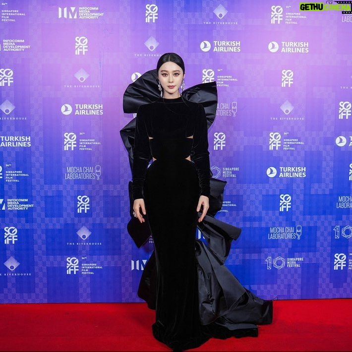 Fan Bingbing Instagram - This year, the Singapore International Film Festival proudly presents the Cinema Icon Award to Chinese superstar @bingbing_fan.
Fan Bingbing is a Chinese actress and producer born in Qingdao, Shandong Province, China. One of her early films was the comedy-drama Cell Phone (2003) by Chinese director Feng Xiaogang, who also made I Am Not Madame Bovary (2016) in which Fan stars as the main protagonist. The latter role won her Best Actress at San Sebastián, Golden Rooster Awards and Asian Film Awards.
Fan has collaborated with Chinese filmmaker Li Yu on several films, notably Lost in Beijing (2007) and Buddha Mountain (2010). She was recognised for her stirring performance in Buddha Mountain with awards at Hundred Flowers, Golden Horse, Euro-Asia International Film Festival and Tokyo International Film Festival. Fan’s filmography extends to Hollywood blockbusters such as X-Men: Days of Future Past (2014) and the spy thriller The 355 (2022). Her latest film, Han Shuai’s Green Night (2023), premiered in the Panorama section of the Berlinale.
In 2014, Fan produced and starred in an 82-episode Chinese TV series, The Empress of China. She has also served as a jury member for Cannes and San Sebastián, among other international festivals. In 2017, she was included in Time magazine’s list of 100 most influential people.
In addition to Fan’s acting career, she is also actively involved in philanthropy, particularly through her Heart Ali project, helping children with congenital heart disease in remote areas.
Catch a selection of three films including the Singapore Premiere of her latest film, Green Night, at the 34th SGIFF.
#SGIFF #SGIFF34 #fanbingbing #cinemaiconaward