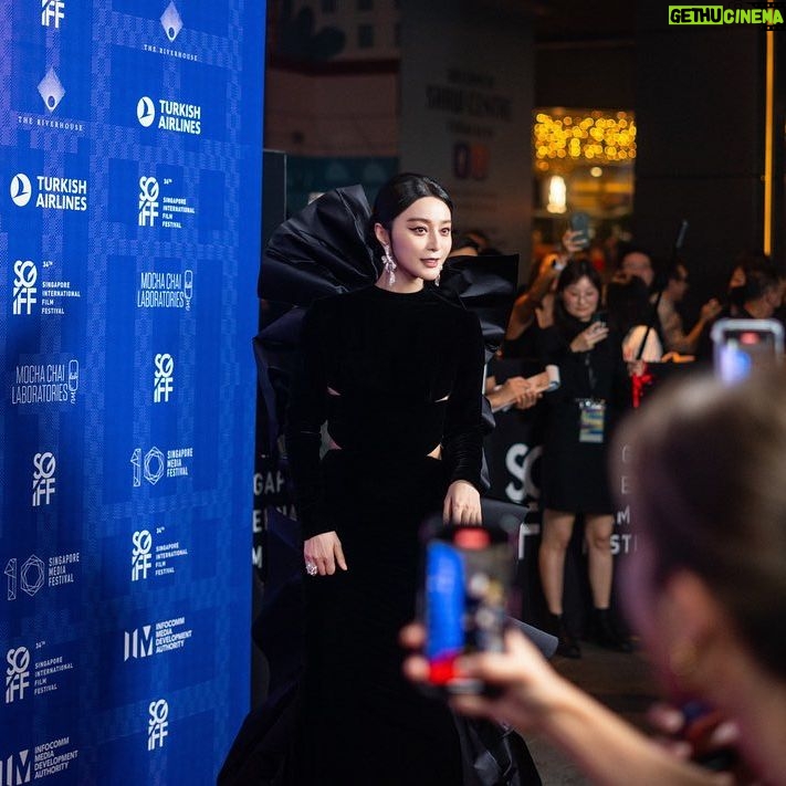 Fan Bingbing Instagram - This year, the Singapore International Film Festival proudly presents the Cinema Icon Award to Chinese superstar @bingbing_fan.
Fan Bingbing is a Chinese actress and producer born in Qingdao, Shandong Province, China. One of her early films was the comedy-drama Cell Phone (2003) by Chinese director Feng Xiaogang, who also made I Am Not Madame Bovary (2016) in which Fan stars as the main protagonist. The latter role won her Best Actress at San Sebastián, Golden Rooster Awards and Asian Film Awards.
Fan has collaborated with Chinese filmmaker Li Yu on several films, notably Lost in Beijing (2007) and Buddha Mountain (2010). She was recognised for her stirring performance in Buddha Mountain with awards at Hundred Flowers, Golden Horse, Euro-Asia International Film Festival and Tokyo International Film Festival. Fan’s filmography extends to Hollywood blockbusters such as X-Men: Days of Future Past (2014) and the spy thriller The 355 (2022). Her latest film, Han Shuai’s Green Night (2023), premiered in the Panorama section of the Berlinale.
In 2014, Fan produced and starred in an 82-episode Chinese TV series, The Empress of China. She has also served as a jury member for Cannes and San Sebastián, among other international festivals. In 2017, she was included in Time magazine’s list of 100 most influential people.
In addition to Fan’s acting career, she is also actively involved in philanthropy, particularly through her Heart Ali project, helping children with congenital heart disease in remote areas.
Catch a selection of three films including the Singapore Premiere of her latest film, Green Night, at the 34th SGIFF.
#SGIFF #SGIFF34 #fanbingbing #cinemaiconaward