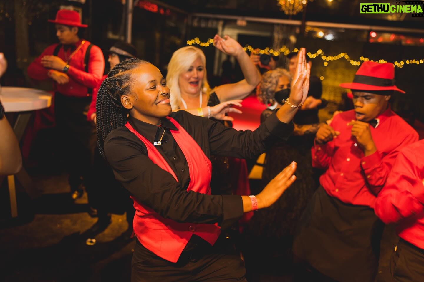 Angela Bassett Instagram - Hey Everybody, you good? @oldskoolcafe is raising funds to continue its work to empower San Francisco's youth through the power of soul food and jazz. For over a decade, their work has helped teens create life-changing paths for at-risk teens by teaching them community, love, and breaking bread.
Don’t miss out, and join me in supporting them for this #GivingTuesday
#comehungryleaveinspired #oldskoolcafe ❤️ (link in bio!)