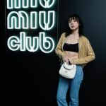 Riisa Naka Instagram - Miu Miu Club 🩵

東京での初の開催となる今回のMiu Miu Club✨
日本の「能」を中心に鑑賞や食を通してMiu Miuの「能」の解釈を楽しむコンテンツがたくさんで日本人として日本の文化の素晴らしさを再確認できる素敵なイベントでした👘🗻🍣✨

キラキラジャケットにデニムを合わせて🩵✨💎
能楽堂で写真撮れるなんて嬉しいなぁ🫶🏻

エヴァーちゃんとティナちゃんと会えたのもうれしかった🩷

@miumiu

#MiuMiu
#MIUMIUCLUBTOKYO　
#PR