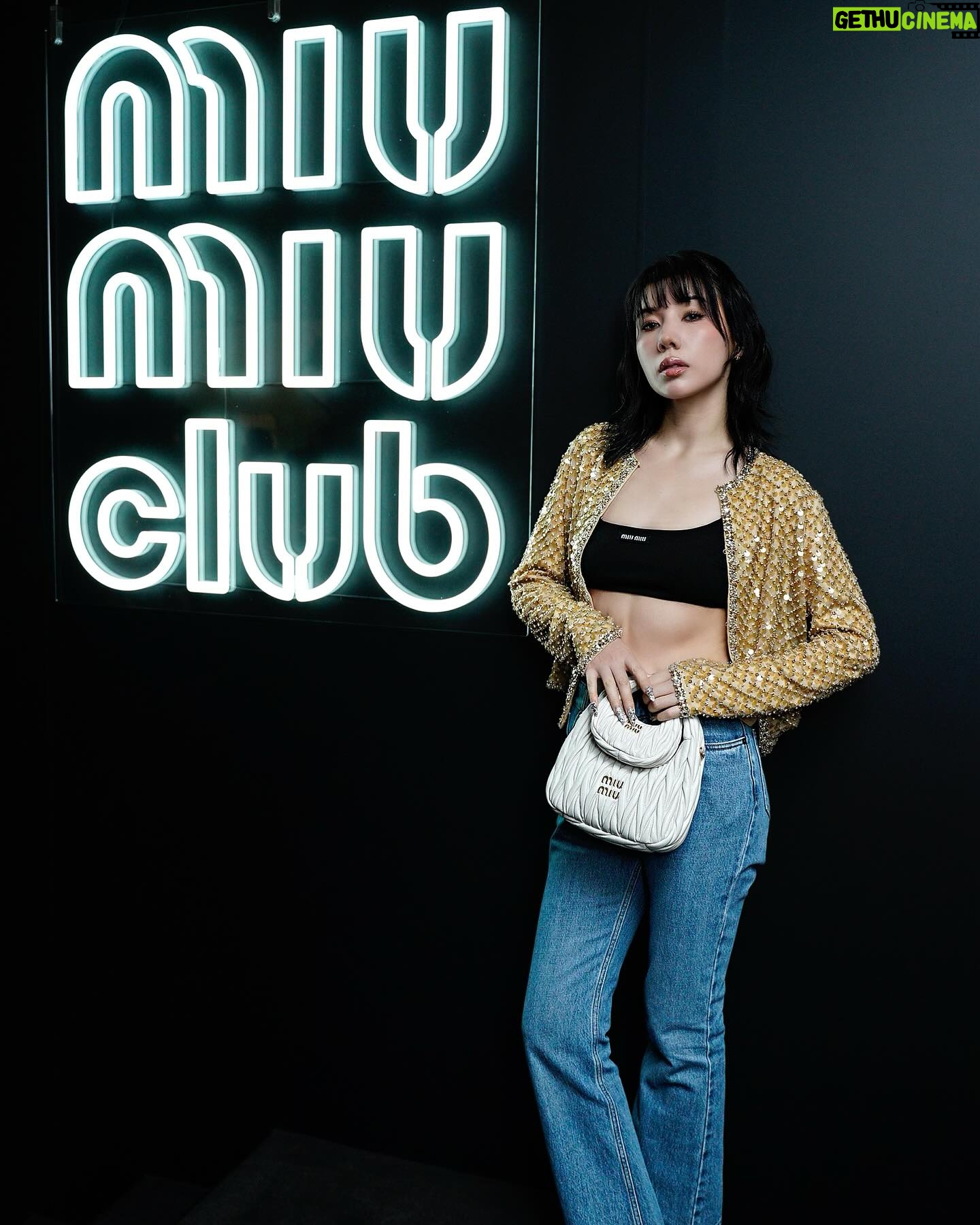 Riisa Naka Instagram - Miu Miu Club 🩵
東京での初の開催となる今回のMiu Miu Club✨
日本の「能」を中心に鑑賞や食を通してMiu Miuの「能」の解釈を楽しむコンテンツがたくさんで日本人として日本の文化の素晴らしさを再確認できる素敵なイベントでした👘🗻🍣✨
キラキラジャケットにデニムを合わせて🩵✨💎
能楽堂で写真撮れるなんて嬉しいなぁ🫶🏻
エヴァーちゃんとティナちゃんと会えたのもうれしかった🩷
@miumiu
#MiuMiu
#MIUMIUCLUBTOKYO
#PR
