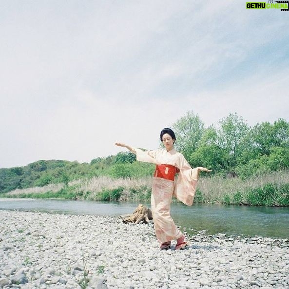 Asami Mizukawa Instagram - まいど!
ツヤちゃんを愛してくれてありがとう🌸♨️💃🍑
朝ドラの歴史や偉大さを改めて感じる機会になりました。
ツヤちゃん楽しかったよー!
ブギウギ最後まで応援しましょうね📣
#フィルムで撮った現場写真
@mizukawa_asami_mg.film