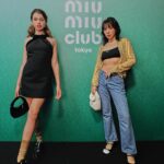 Riisa Naka Instagram - Miu Miu Club 🩵

東京での初の開催となる今回のMiu Miu Club✨
日本の「能」を中心に鑑賞や食を通してMiu Miuの「能」の解釈を楽しむコンテンツがたくさんで日本人として日本の文化の素晴らしさを再確認できる素敵なイベントでした👘🗻🍣✨

キラキラジャケットにデニムを合わせて🩵✨💎
能楽堂で写真撮れるなんて嬉しいなぁ🫶🏻

エヴァーちゃんとティナちゃんと会えたのもうれしかった🩷

@miumiu

#MiuMiu
#MIUMIUCLUBTOKYO　
#PR
