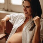 Karla Souza Instagram - "Es hora de desafiar este estigma: estar embarazada no debería convertirse en una encrucijada.

Quiero compartir que estoy embarazada. En mis dos embarazos anteriores, opté por ocultarlo. ¿La razón? Por un lado, debido a luchas internas contra los estándares de belleza; y por el otro, la realidad de mi industria; una que, en muchas ocasiones, no quiere darle trabajo a mujeres embarazadas. Esta vez decidí compartir mi embarazo con el propósito de desafiar esas percepciones y crear un espacio donde las mujeres embarazadas sean valoradas por su habilidad y talento, no por su apariencia física o estado gestante".

En exclusiva, la actriz mexicana #KarlaSouza escribe para Vogue sobre su tercer embarazo y los retos laborales de la maternidad en la industria del entretenimiento.

Lee el texto completo en nuestro link en bio. #PlumaInvitada

Fotografía: @anahop
Estilismo: @fernandocarrillo 
Glam: @salvadorgonzalezmakeup
Producción: @smthng_somethingwonderful
Locación: @galeria_cordoba