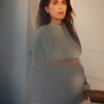 Karla Souza Instagram - "Es hora de desafiar este estigma: estar embarazada no debería convertirse en una encrucijada.

Quiero compartir que estoy embarazada. En mis dos embarazos anteriores, opté por ocultarlo. ¿La razón? Por un lado, debido a luchas internas contra los estándares de belleza; y por el otro, la realidad de mi industria; una que, en muchas ocasiones, no quiere darle trabajo a mujeres embarazadas. Esta vez decidí compartir mi embarazo con el propósito de desafiar esas percepciones y crear un espacio donde las mujeres embarazadas sean valoradas por su habilidad y talento, no por su apariencia física o estado gestante".

En exclusiva, la actriz mexicana #KarlaSouza escribe para Vogue sobre su tercer embarazo y los retos laborales de la maternidad en la industria del entretenimiento.

Lee el texto completo en nuestro link en bio. #PlumaInvitada

Fotografía: @anahop
Estilismo: @fernandocarrillo 
Glam: @salvadorgonzalezmakeup
Producción: @smthng_somethingwonderful
Locación: @galeria_cordoba