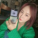 Soyou Instagram - #광고 
여러분! 저 삼성 갤럭시 Z 플립5 레트로로 핸드폰 바꿨다요♡

이번 Z 플립5는 레트로 컨셉으로 특히 한정판으로 제작되는 나만의 일련번호가 각인된 컬렉터 카드가 너무 마음에 들고, 레트로 무드로 연출한 도시의 밤을 도트 애니메이션으로 제작한 기본 커버 화면도 정말 잘 나왔더라구영

함께 주는 플립 수트 카드 3종 역시 폰이랑 너무 잘 어울려서 마음에 쏙 들어요! 새로운 폰으로 사진 많이 찍어볼게요😍

#Samsung #GalaxyZFlip5Retro