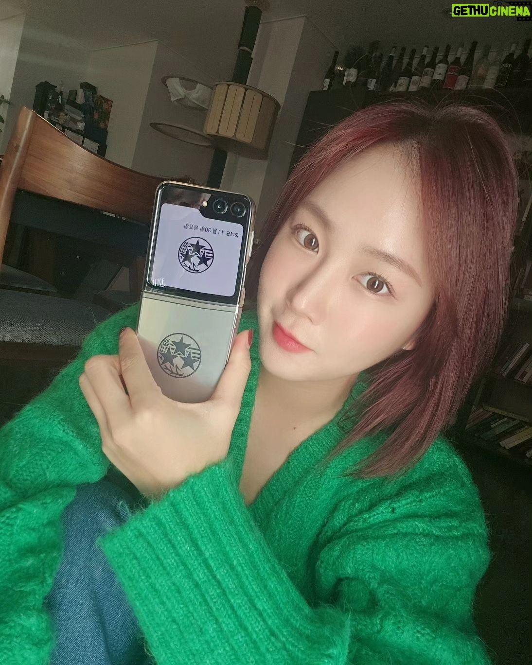 Soyou Instagram - #광고
여러분! 저 삼성 갤럭시 Z 플립5 레트로로 핸드폰 바꿨다요♡
이번 Z 플립5는 레트로 컨셉으로 특히 한정판으로 제작되는 나만의 일련번호가 각인된 컬렉터 카드가 너무 마음에 들고, 레트로 무드로 연출한 도시의 밤을 도트 애니메이션으로 제작한 기본 커버 화면도 정말 잘 나왔더라구영
함께 주는 플립 수트 카드 3종 역시 폰이랑 너무 잘 어울려서 마음에 쏙 들어요! 새로운 폰으로 사진 많이 찍어볼게요😍
#Samsung #GalaxyZFlip5Retro