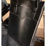 Nozomi Sasaki Instagram - ほぼ毎日使ってる🖤
ショルダーでポケットがついていて、
財布、携帯、リップは、マストで入れてます✌️
普段大きいバッグとこのバッグを二つ持ちです☺︎
傷も付きにくいです！
bag#iNtimite

お洋服は、美玲ちゃんからいただきました♡
ラメ入りワンピ♡
one-piece#MIREIKIRITANI × #AMERI