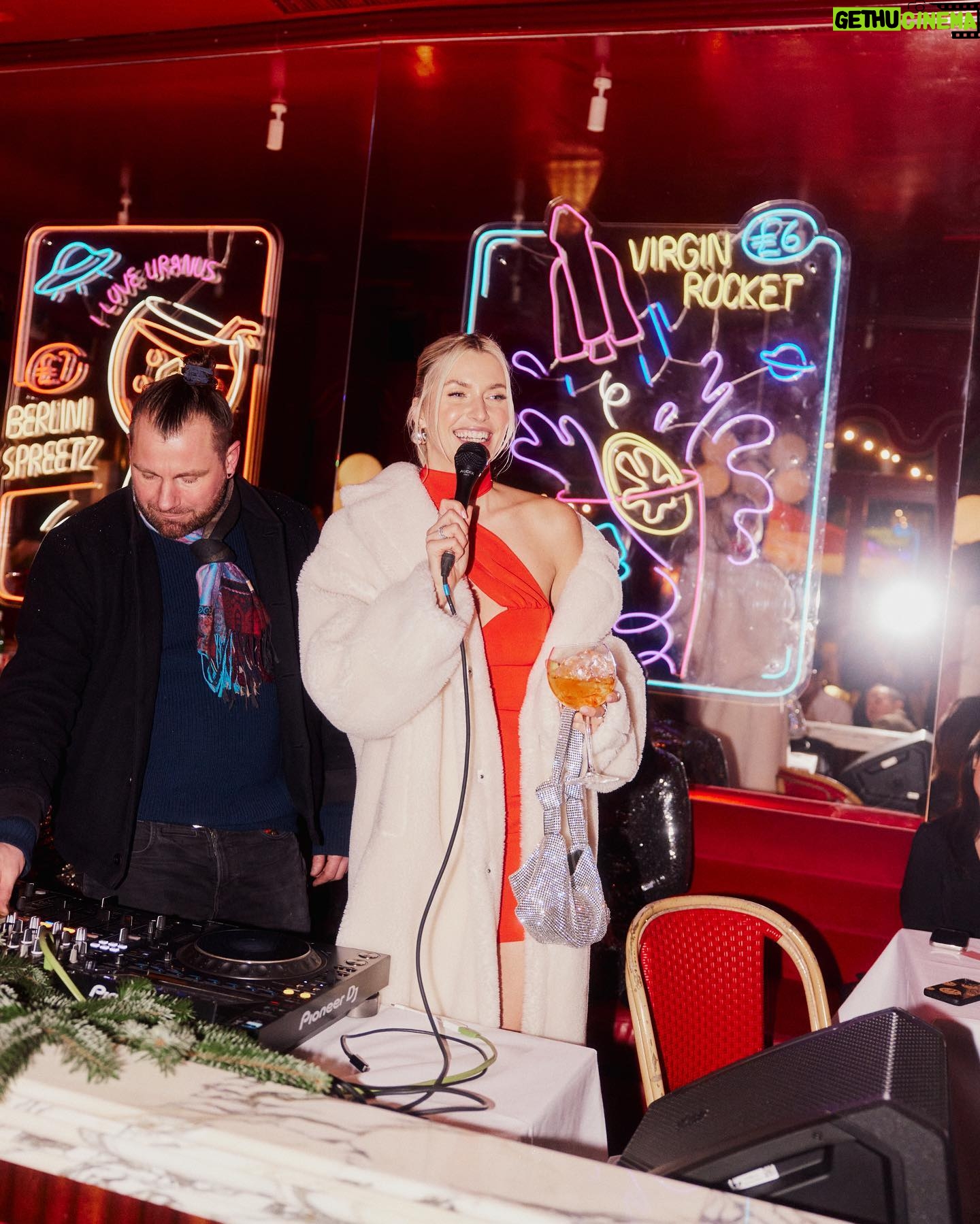 Lena Gercke Instagram - Was für eine Nacht! Unsere legendäre @legerbylenagercke X-Mas Party is back! Ich bin immer noch ganz beseelt von den ganzen Eindrücken. Beste Weihnachts-Crowd ✨ Danke an das ganze Orga Team und unsere LeGer Family ♥️