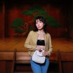 Riisa Naka Instagram - Miu Miu Club 🩵

東京での初の開催となる今回のMiu Miu Club✨
日本の「能」を中心に鑑賞や食を通してMiu Miuの「能」の解釈を楽しむコンテンツがたくさんで日本人として日本の文化の素晴らしさを再確認できる素敵なイベントでした👘🗻🍣✨

キラキラジャケットにデニムを合わせて🩵✨💎
能楽堂で写真撮れるなんて嬉しいなぁ🫶🏻

エヴァーちゃんとティナちゃんと会えたのもうれしかった🩷

@miumiu

#MiuMiu
#MIUMIUCLUBTOKYO　
#PR