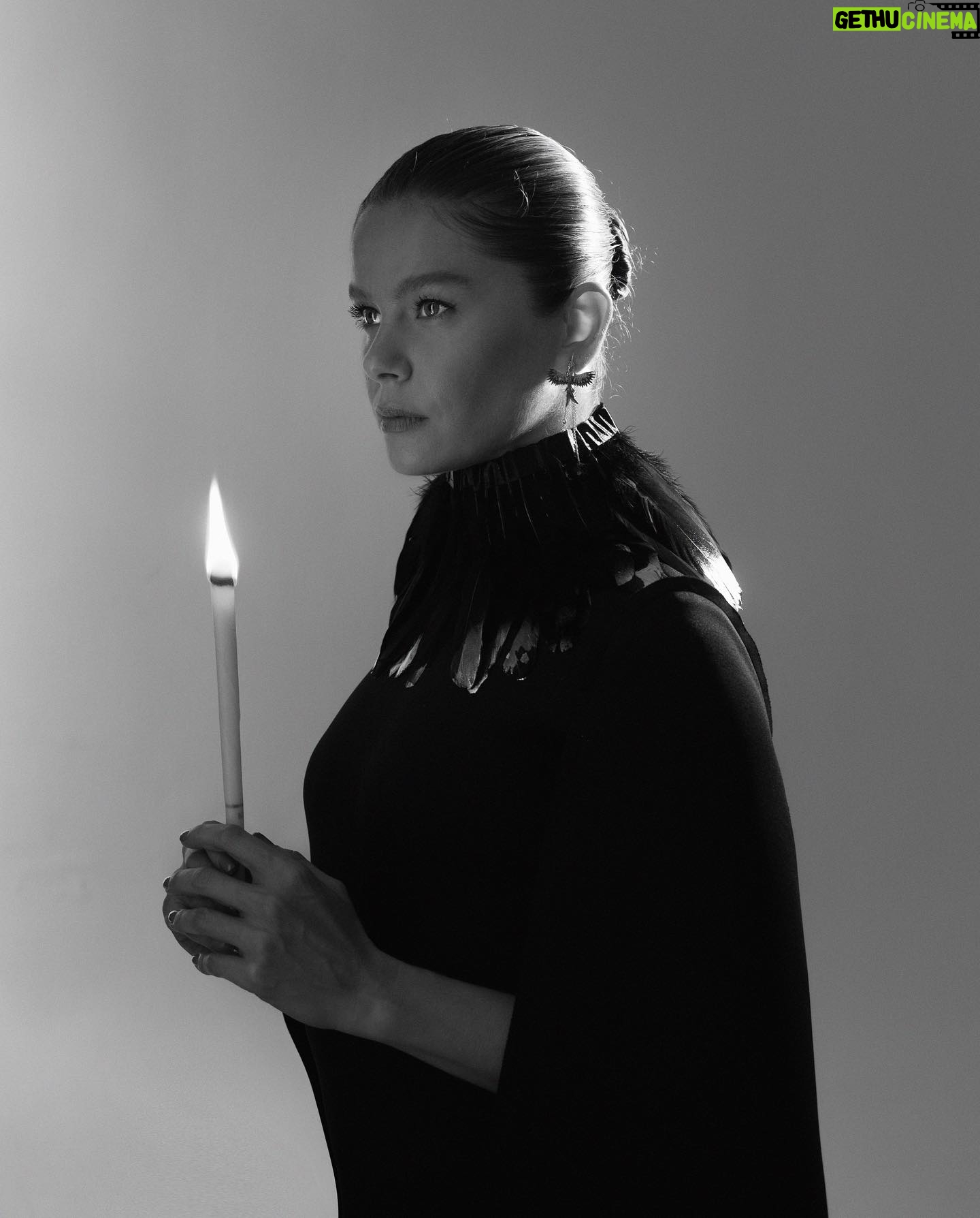 Burcu Biricik Instagram - "İnsanların birbiri hakkında sonsuz fikri olduğu ve bunu söylemeyi kendilerine mübah gördükleri bu dönemde üstümüze giydiğimiz onlarca kalıp var. Bu kalıplarından sıyrılıp kendi olabilmeye, kendi tercihlerini yaşamaya, kendi kararlarını ortaya koymaya çabalayan ve başaran bu yoldaki insanları çok cesur buluyorum. " @burcubiricik
#MQ10 #MagnetQuarterly #CesaretSayısı #CourageIssue
Genel Yayın Yönetmeni / Editor of Chief: @iremsent & @selimcancelik
Yayın Direktörü /Publishing Director: @ebubekir.elkatmis
Fotoğraf / Photography: @murathanozbek
Styling: @muhammetbozkurtt
Styling Asistanı/Styling Assistant: @dilara__isik
Saç / Hair: @remziates
Saç Asistanı / Hair Asisstant: @ademsekel
Makyaj / Make-Up: @hakankulturofficial
Makyaj Asistanı / Make-Up Asisstant: @erogulzehra
Prodüksiyon / Production: @mugesarioglu
Prodüksiyon Asistanı / Production Asisstant: @busegnay